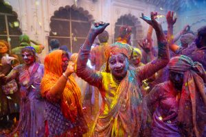 how to celebrate holi